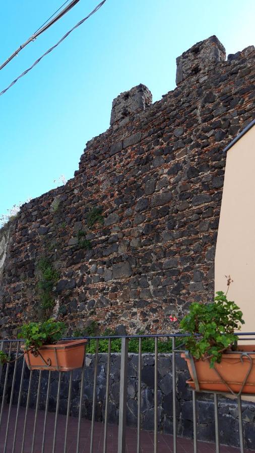 Bed & Breakfast Dietro Le Mura Aci Castello Exteriör bild
